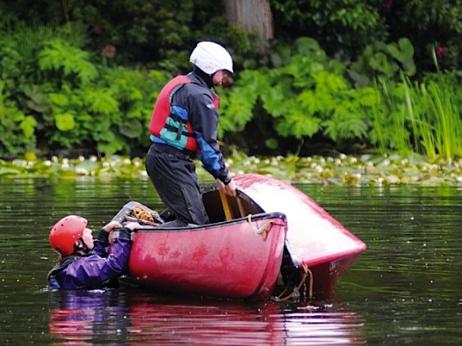 Parallel canoe rescue technique - Paddling Magazine