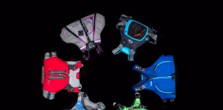 6 lifejackets of different colors in a circle