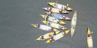 Group of tandem canoeists gather to have a talk