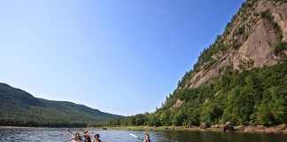 A group of kayakers, one of many things to do in Saguenay