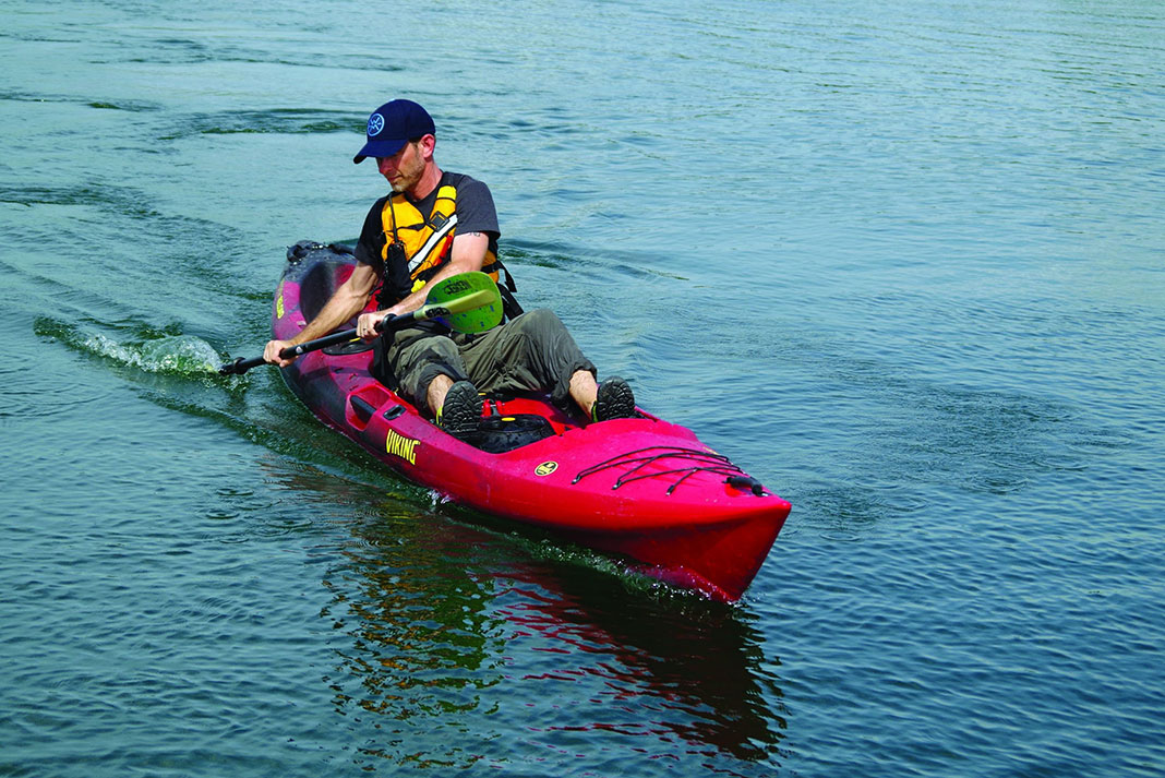 man in kayak demonstrates the stern rudder turning technique