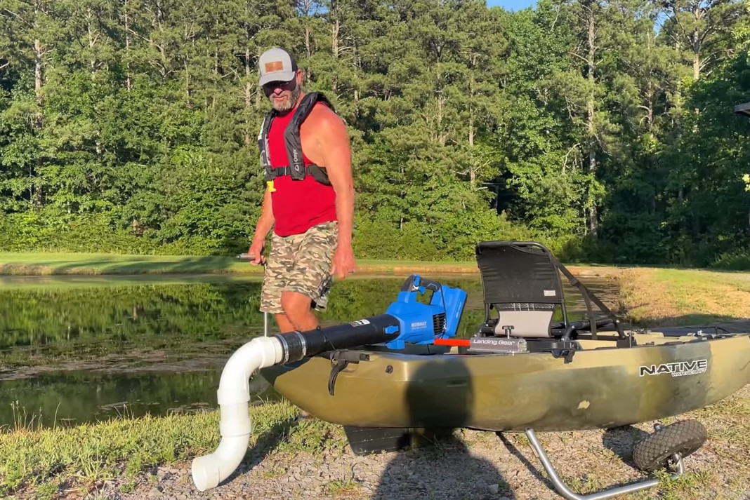Leaf blower mounted to the back of kayak