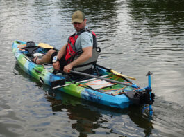 man operates Bixpy kayak motor with transom mount and adjustable tiller