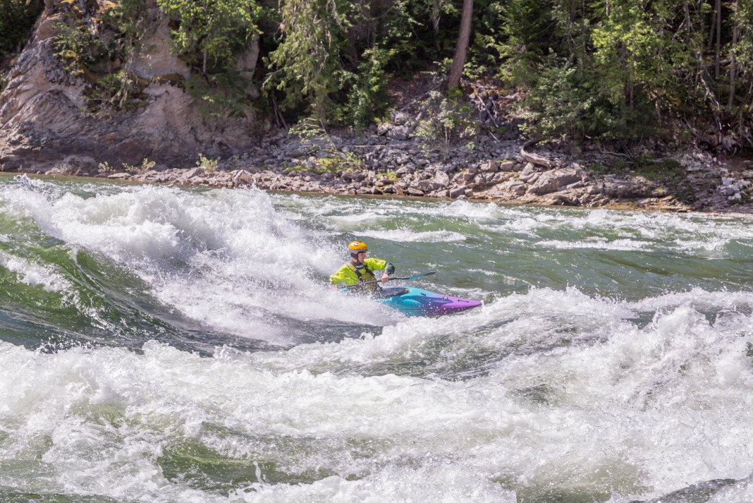 Kayak surfing wave