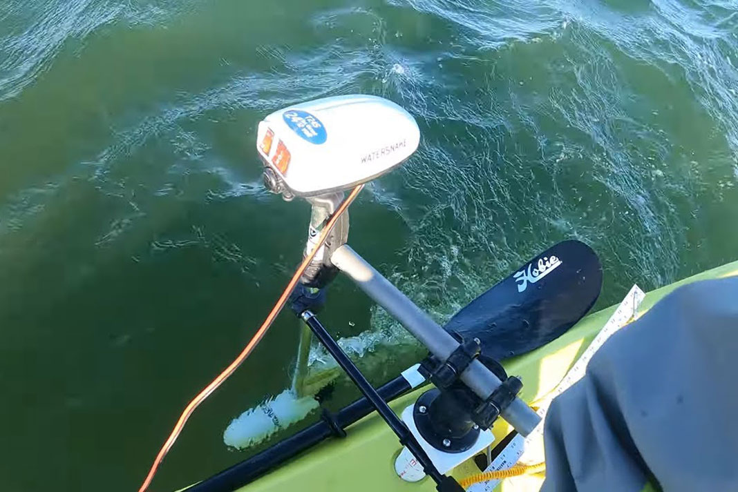 https://paddlingmagazine-images.s3.amazonaws.com/2023/01/testing-out-watersnake-kayak-trolling-motor-video-0.jpg