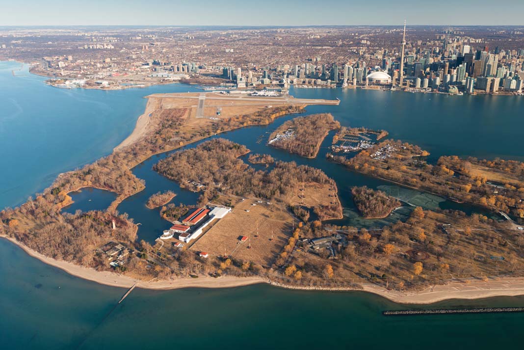 Aerial photo of the Toronto Islands and Toront Harbour
