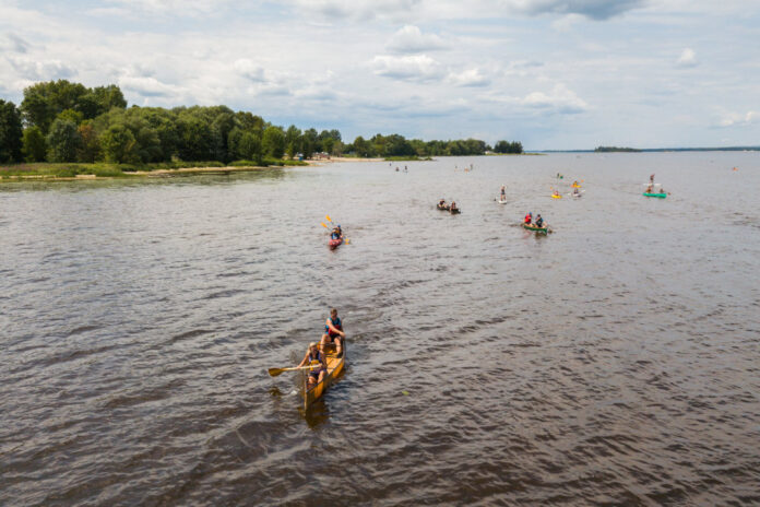 Paddlers racing on the Upper Ottawa