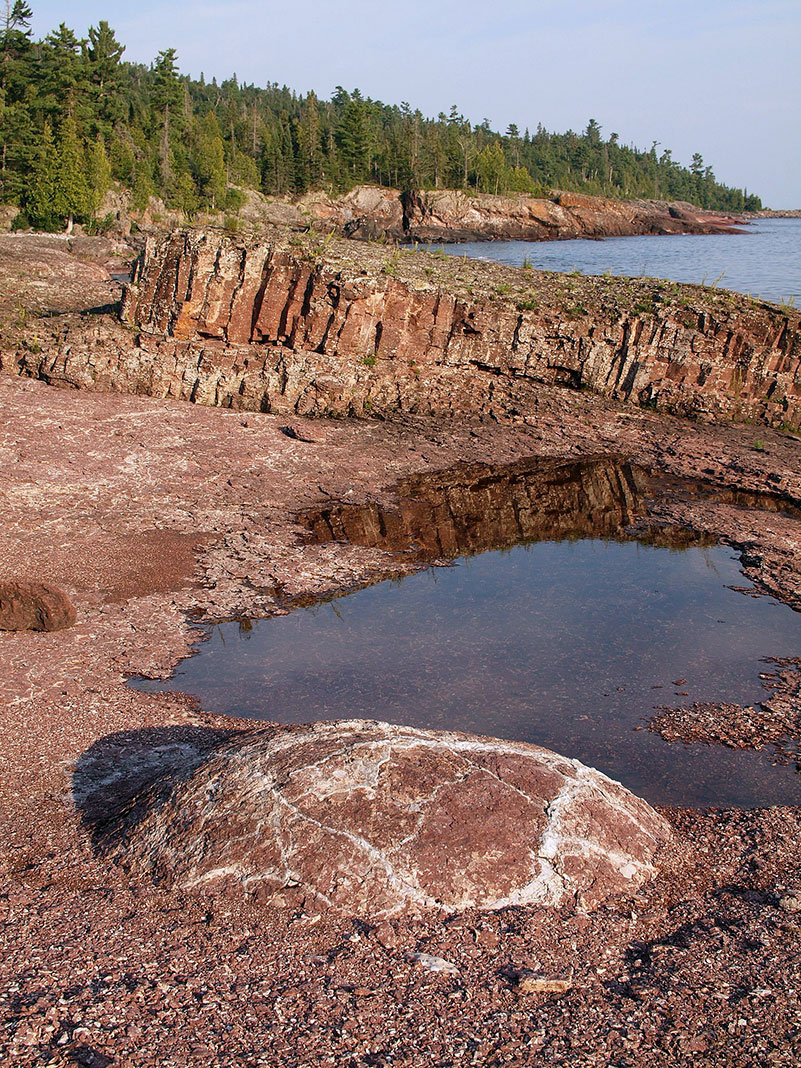rocky shoreline of the Lake Superior Coastal Trail