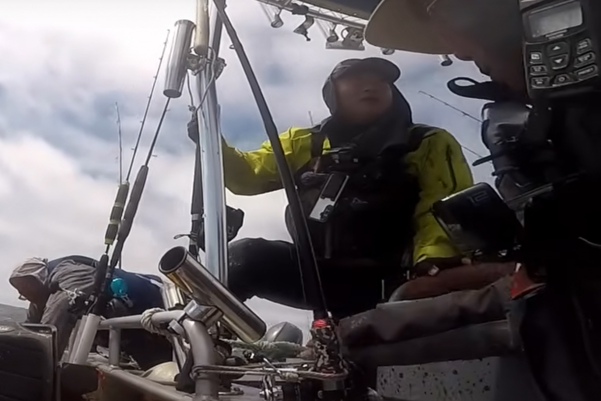 Moo Lee accepts a rescue from his support boat when the weather takes a turn for the worse while fishing offshore.