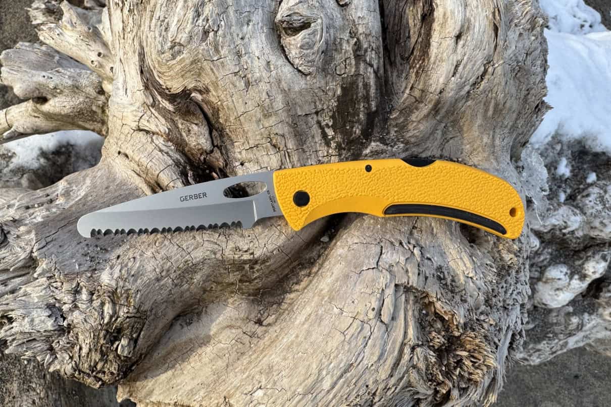 Gerber knife sitting on log.
