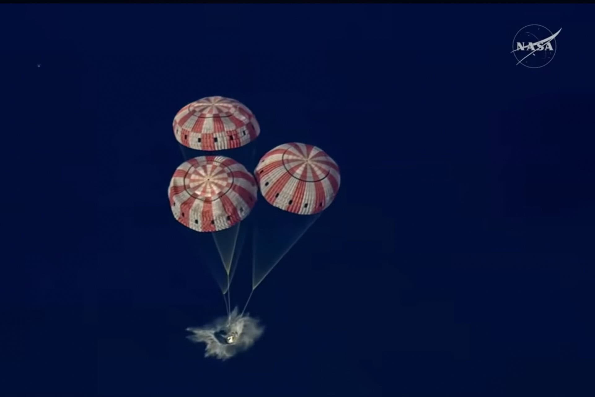 Image of the splashdown of Artemis II
